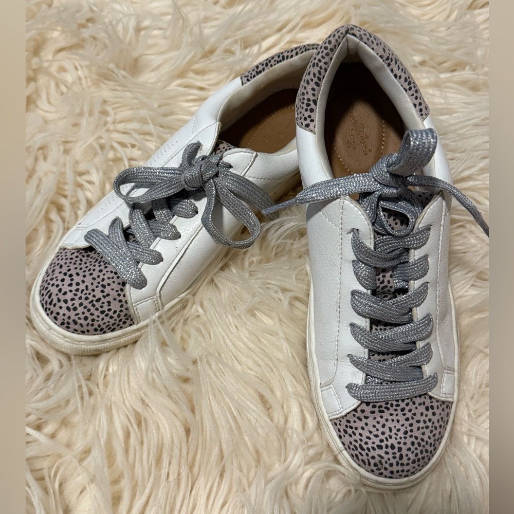 Universal Threads White Leather Sneakers Size 7.5